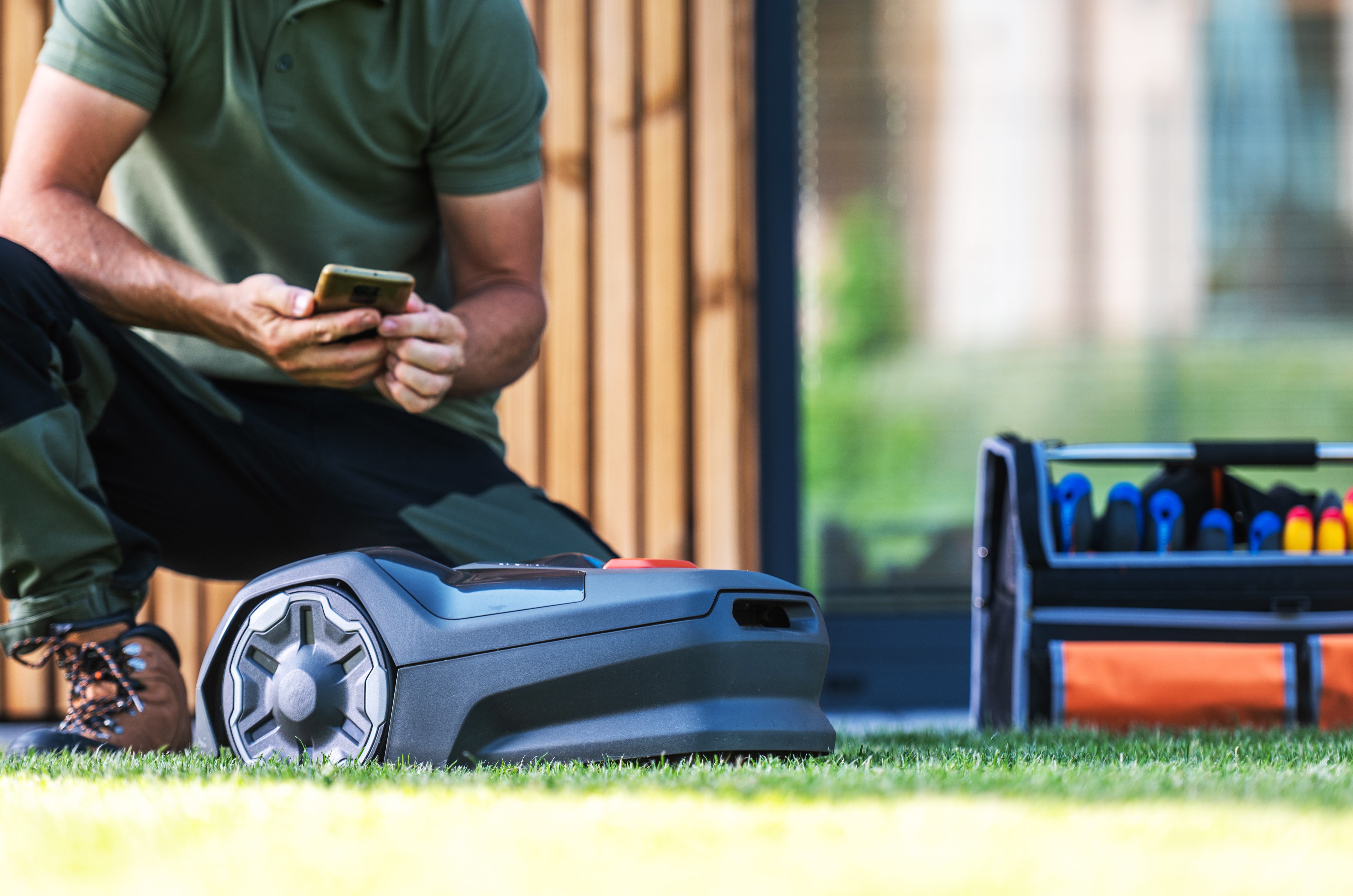 Mähroboter wird eingerichtet